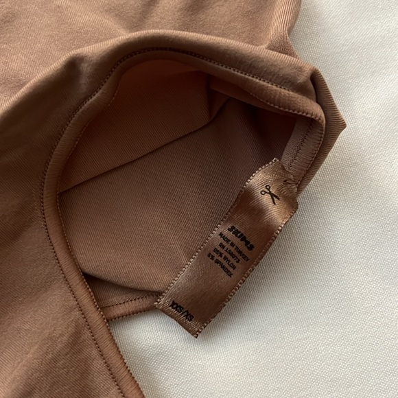 SKIMS ESSENTIAL LONG SLEEVE SCOOP NECK BODYSUIT - Picture 2 of 3